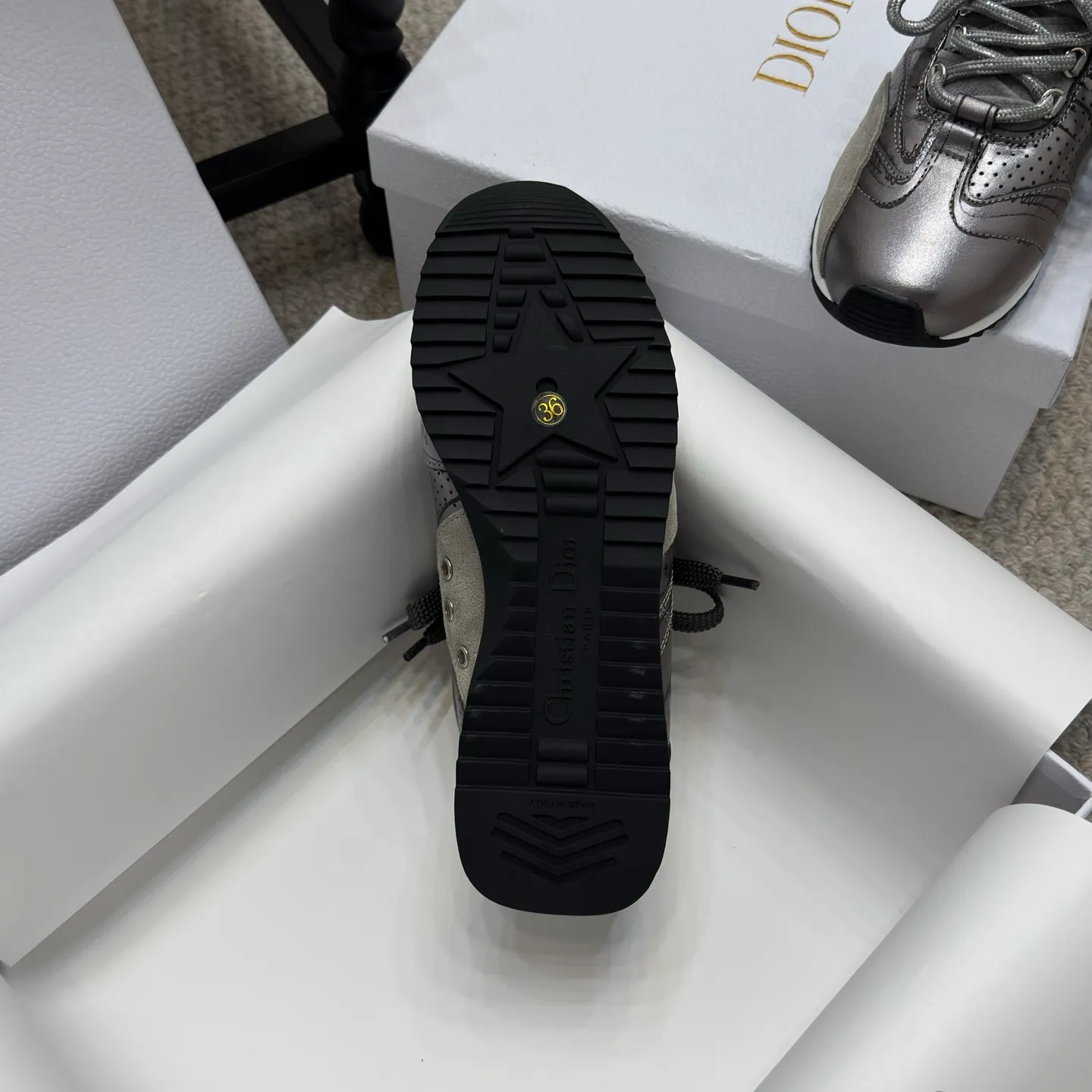 👟👟Ex-factory price 580👟👟 Original purchase and development 𝐂h𝐑𝐈𝐒𝐓𝐈𝐀𝐍 𝐃𝐈or This Dior Vibe Dior sneaker incorporates Dior's haute couture spirit and reinterprets the classic running shoes, moral training shoes. Forrest Gump shoes. Matched with Oblique Printed 3D printing technology reproduces the original fabric to create a contrasting modern style. The details are displayed with a 3D effect, and the iconic details of the logo decoration on the side and back are further embellished. It complements various casual or elegant items to create a modern look.  ✅The tongue is decorated with the Christian Dior PARIS Logo in 3 different colors and overlapping fabric lines. It is consistent with the original version. It is full of details. Welcome to compare and compare with the ordinary version on the market. ✅The original rubber TPU sole is decorated with the DIOR logo. The convex and concave rubber sole is decorated with the Christian Dior lucky star symbol. ✅Size: 35-40 (41 can be customized)